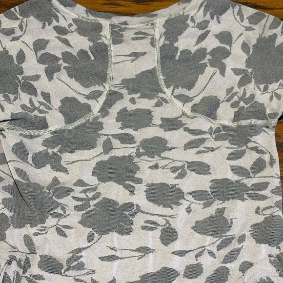 Athleta Momentum Top Wandering Floral Shasta SeamlessThumbholes Hem XSmall** - Picture 8 of 11